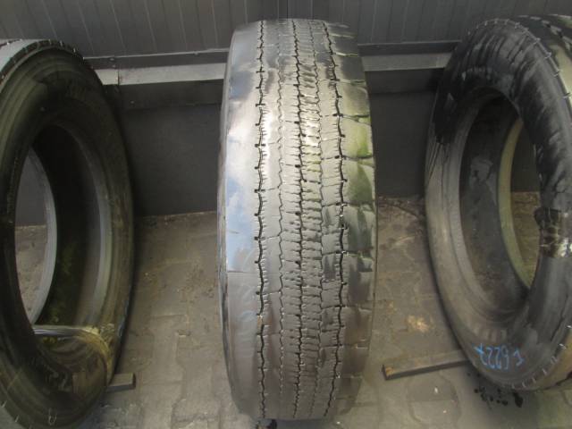 Opona używana 275/70R22.5 Michelin BIEZNIKOWANA