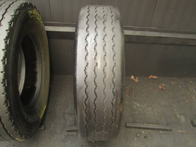 Opona używana 295/80R22,5 Bridgestone BIEŻNIKOWANA