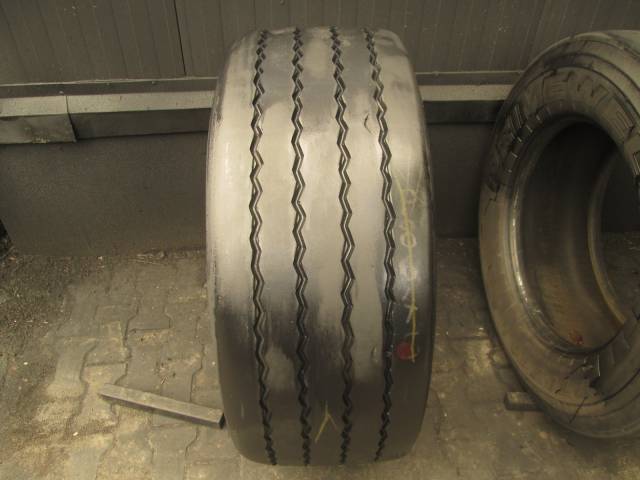 Opona używana 385/55R22,5 Michelin BIEŻNIKOWANA