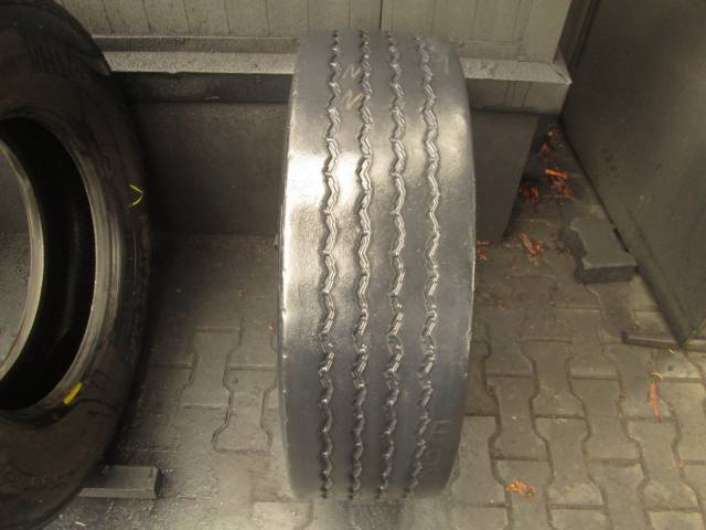 Opona używana 295/60R22,5 Michelin BIEŻNIKOWANA