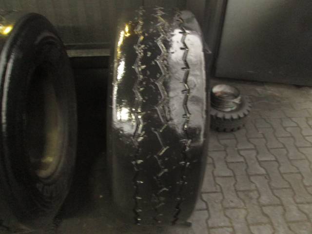 Opona używana 385/65R22,5 Bridgestone BIEŻNIKOWANA