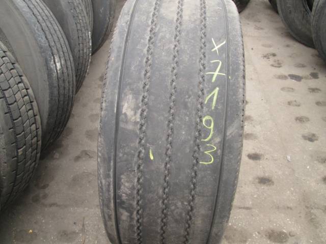 Opona używana 385/55R22,5 Uniroyal BIEŻNIKOWANA