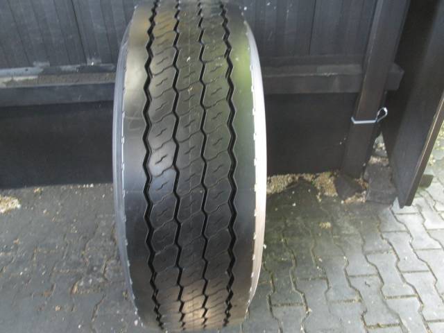 Opona używana 385/65R22,5 Pirelli BIEŻNIKOWANA