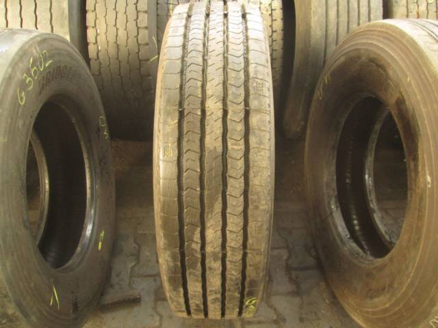 Opona używana 295/80R22,5 Bridgestone BIEŻNIKOWANA