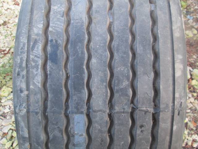 Opona używana 425/65R22,5 Dunlop BIEŻNIKOWANA