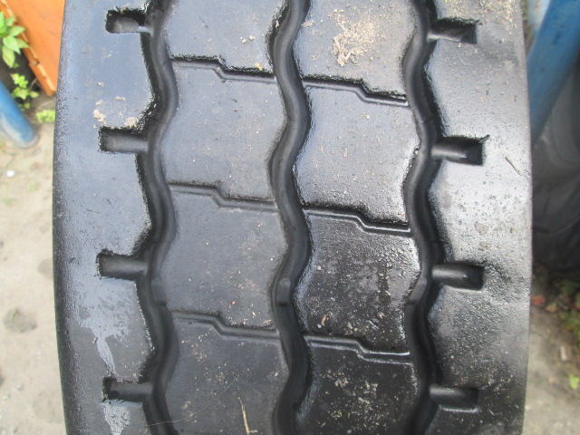 Opona używana 295/80R22.5 Pirelli BIEŻNIKOWANA